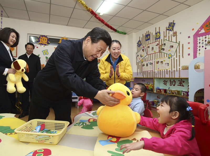2014年1月28日，習(xí)近平總書記來到內(nèi)蒙古自治區(qū)呼和浩特市兒童福利院看望孩子們并贈(zèng)送新春禮物。