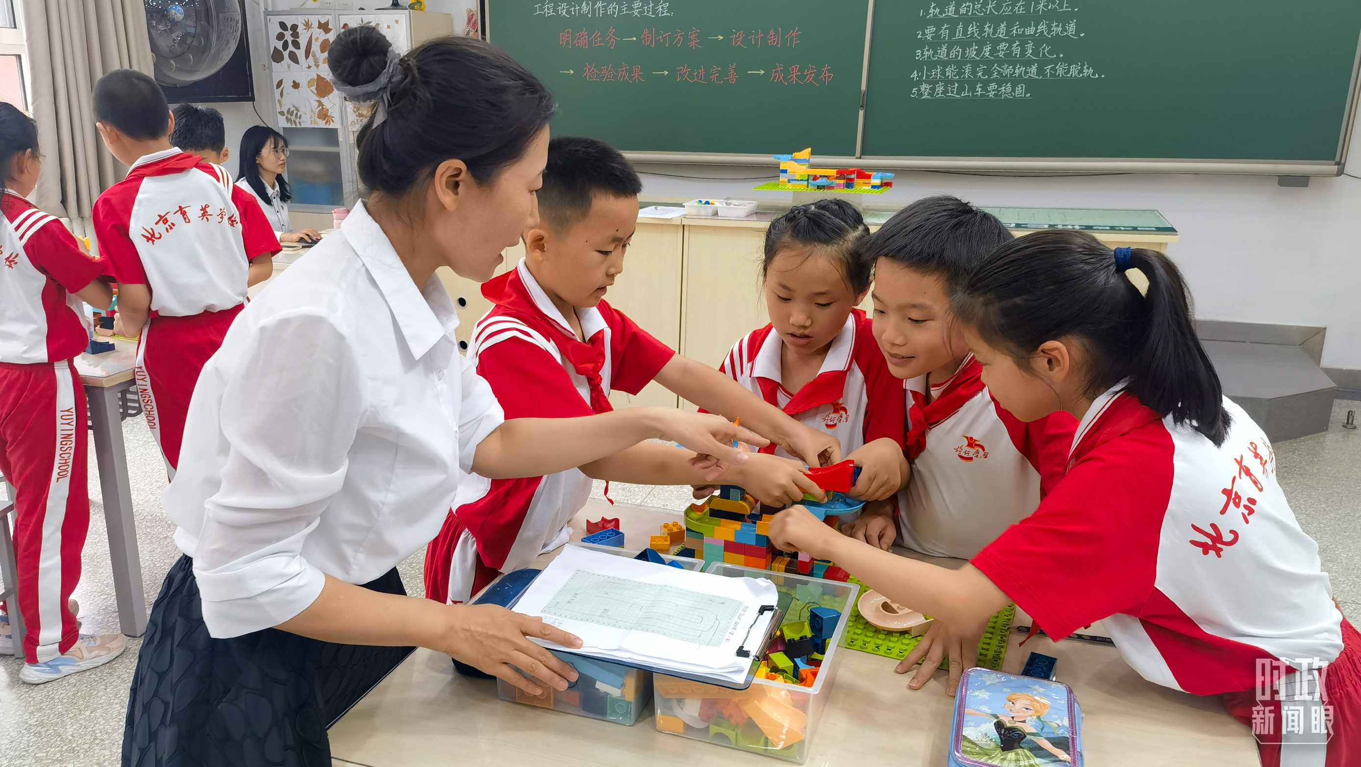△科學(xué)教室內(nèi)，學(xué)生們正在開展過山車科學(xué)實(shí)驗(yàn)。（總臺(tái)央視記者賈林拍攝）