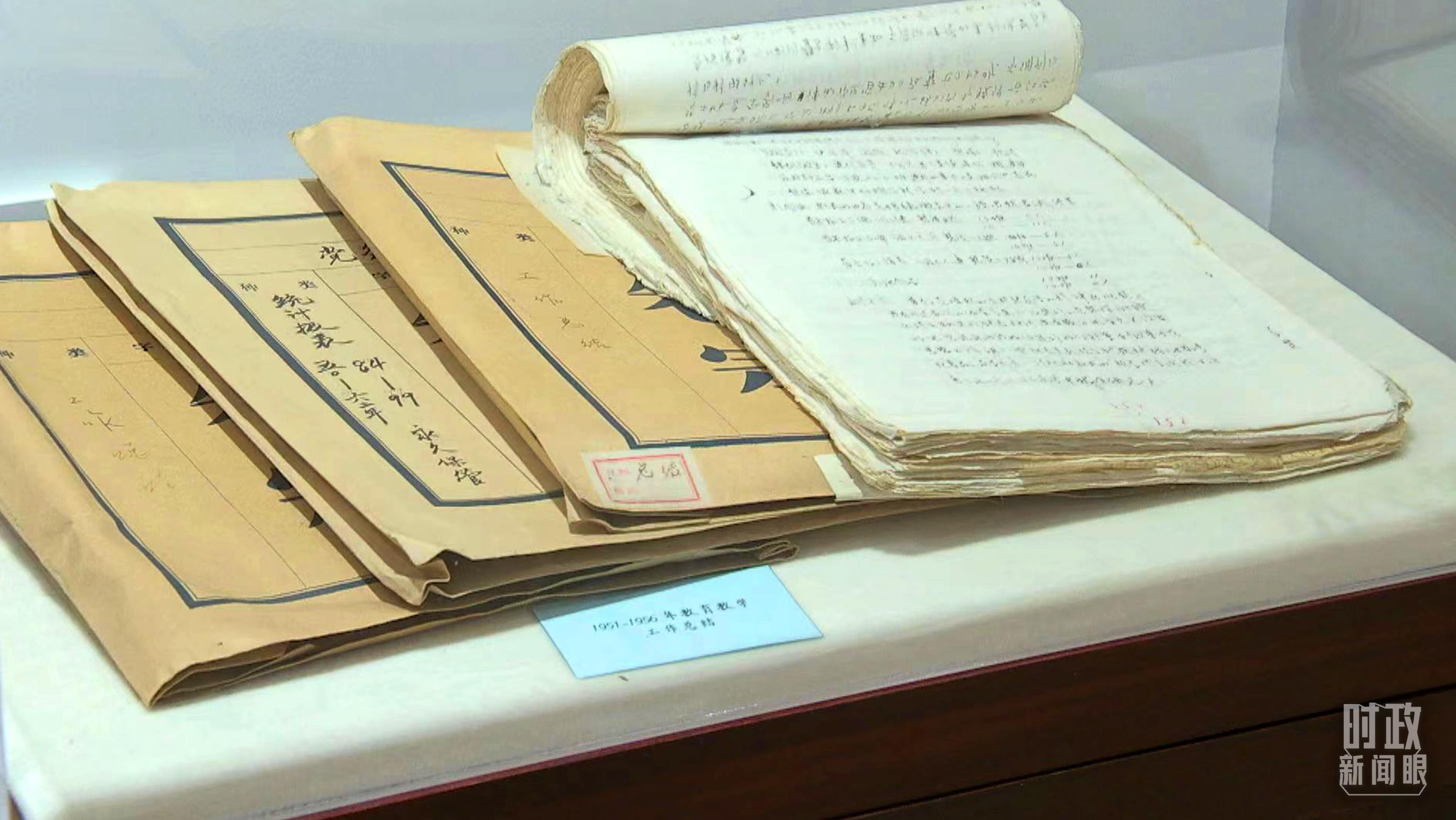 △校史館內(nèi)的教育教學(xué)工作總結(jié)展陳。（總臺(tái)央視記者金雨秋拍攝）