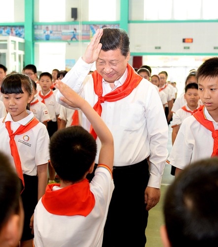 2014年5月30日，習(xí)近平總書記來到北京市海淀區(qū)民族小學(xué)，參加慶?！傲弧眹H兒童節(jié)活動(dòng)。新華社記者 李濤 攝