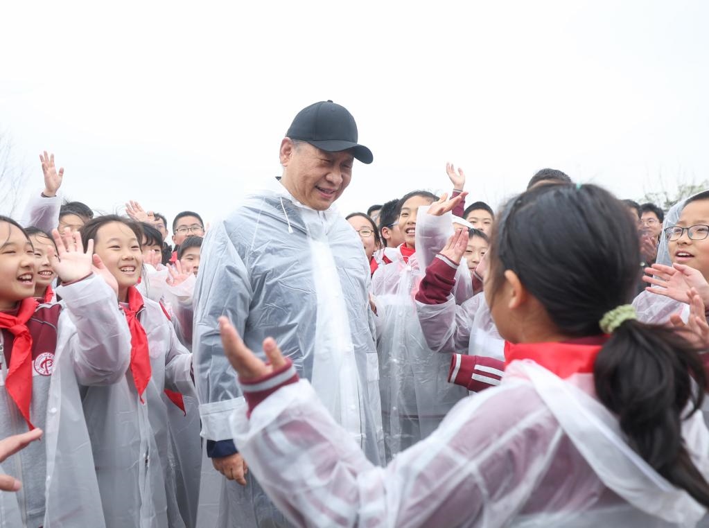 2023年4月4日，黨和國家領(lǐng)導(dǎo)人參加首都義務(wù)植樹活動(dòng)。這是植樹后，習(xí)近平總書記同在場(chǎng)的中小學(xué)生親切交談。新華社記者 鞠鵬 攝