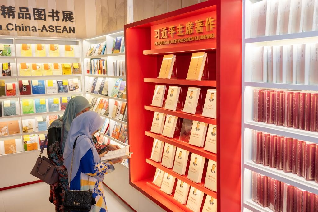 5月30日，兩名讀者在馬來西亞吉隆坡國際書展中國主賓國活動現(xiàn)場閱讀習近平主席著作。新華社記者朱煒攝