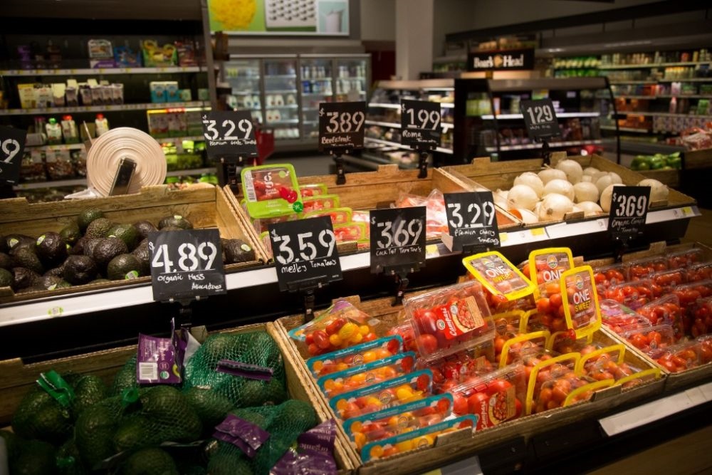 這是2月14日在美國(guó)紐約市布魯克林一家食品雜貨店拍攝的商品價(jià)簽。新華社發(fā)（郭克攝）