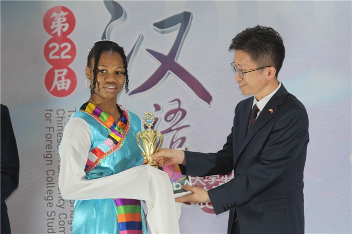 黃瑞參贊為獲獎(jiǎng)選手頒發(fā)二等獎(jiǎng)。圭亞那大學(xué)孔子學(xué)院供圖