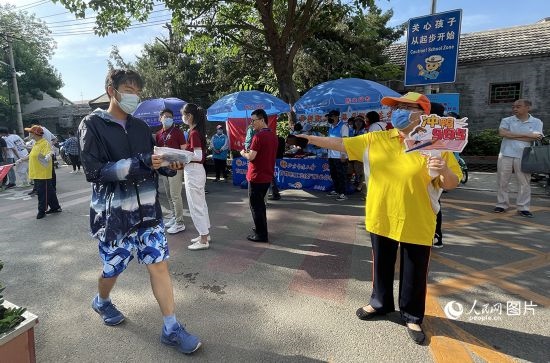 6月7日早8點(diǎn)，北京市第五中學(xué)門口考生正在按規(guī)定進(jìn)入考場(chǎng)。人民網(wǎng)記者 池夢(mèng)蕊攝
