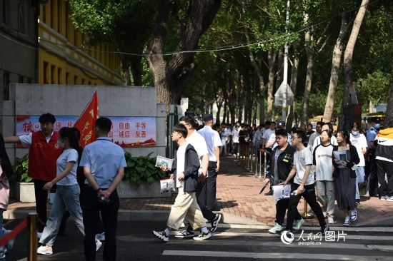 6月7日，在黑龍江省哈爾濱市第三中學(xué)高考考點(diǎn)，考生們有序進(jìn)入考場(chǎng)。人民網(wǎng)記者 蘇靖剛攝
