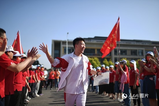 6月7日，在北京市人大附中通州校區(qū)考點(diǎn)，考生與送考老師擊掌加油。人民網(wǎng)記者 翁奇羽攝