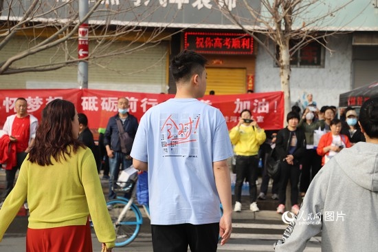 6月7日早8點(diǎn)，甘肅省蘭州市外國(guó)語(yǔ)高級(jí)中學(xué)考點(diǎn)，考生按規(guī)定進(jìn)入考場(chǎng)。人民網(wǎng)記者 黃帆攝