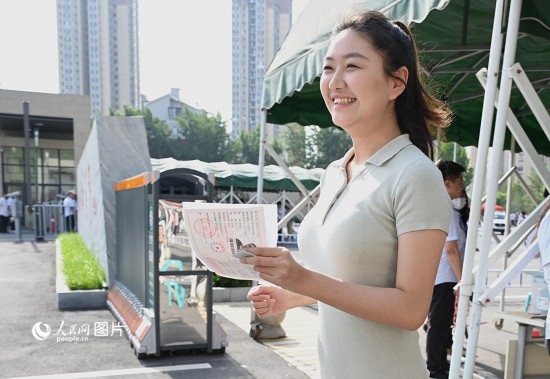 6月7日高考第一天，早上8點(diǎn)，一名考生充滿自信地步入鄭州市十一中考點(diǎn)。人民網(wǎng)記者 王玉興攝
