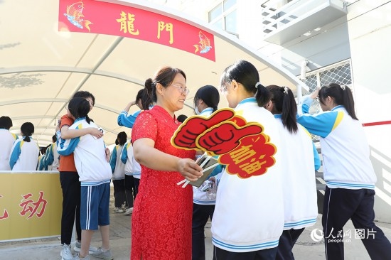6月7日一早，雄安新區(qū)安新中學(xué)老師在給同學(xué)們加油鼓勁兒。人民網(wǎng) 李兆民攝