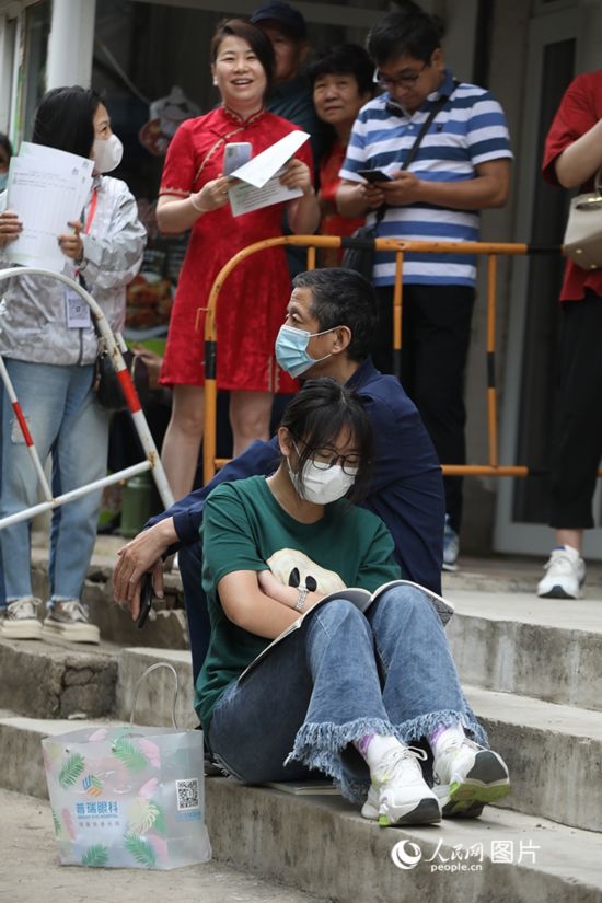 6月7日，沈陽(yáng)市第一中學(xué)，學(xué)子靠在父親身邊做最后的沖刺。人民網(wǎng) 周頌雪攝