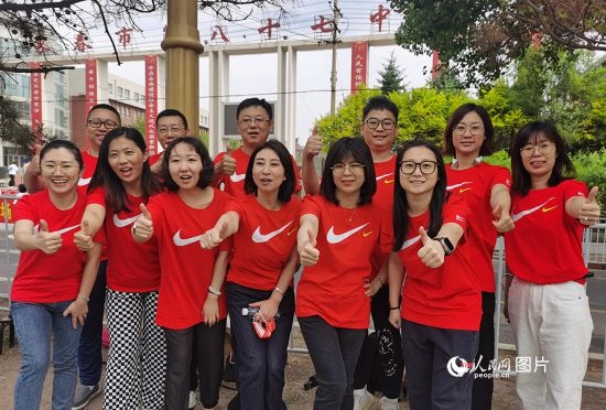 6月7日一早，陽(yáng)光明媚，天氣涼爽，在長(zhǎng)春市第八十七中學(xué)，考生們正陸續(xù)進(jìn)入考場(chǎng)。親友團(tuán)為參加高考的學(xué)子們加油鼓勁。人民網(wǎng)記者 王帝元攝