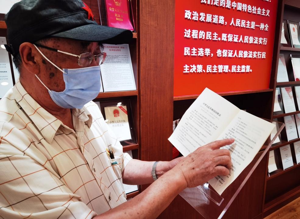夏云龍給記者展示國歌法修改的內(nèi)容。人民網(wǎng)記者 唐小麗攝