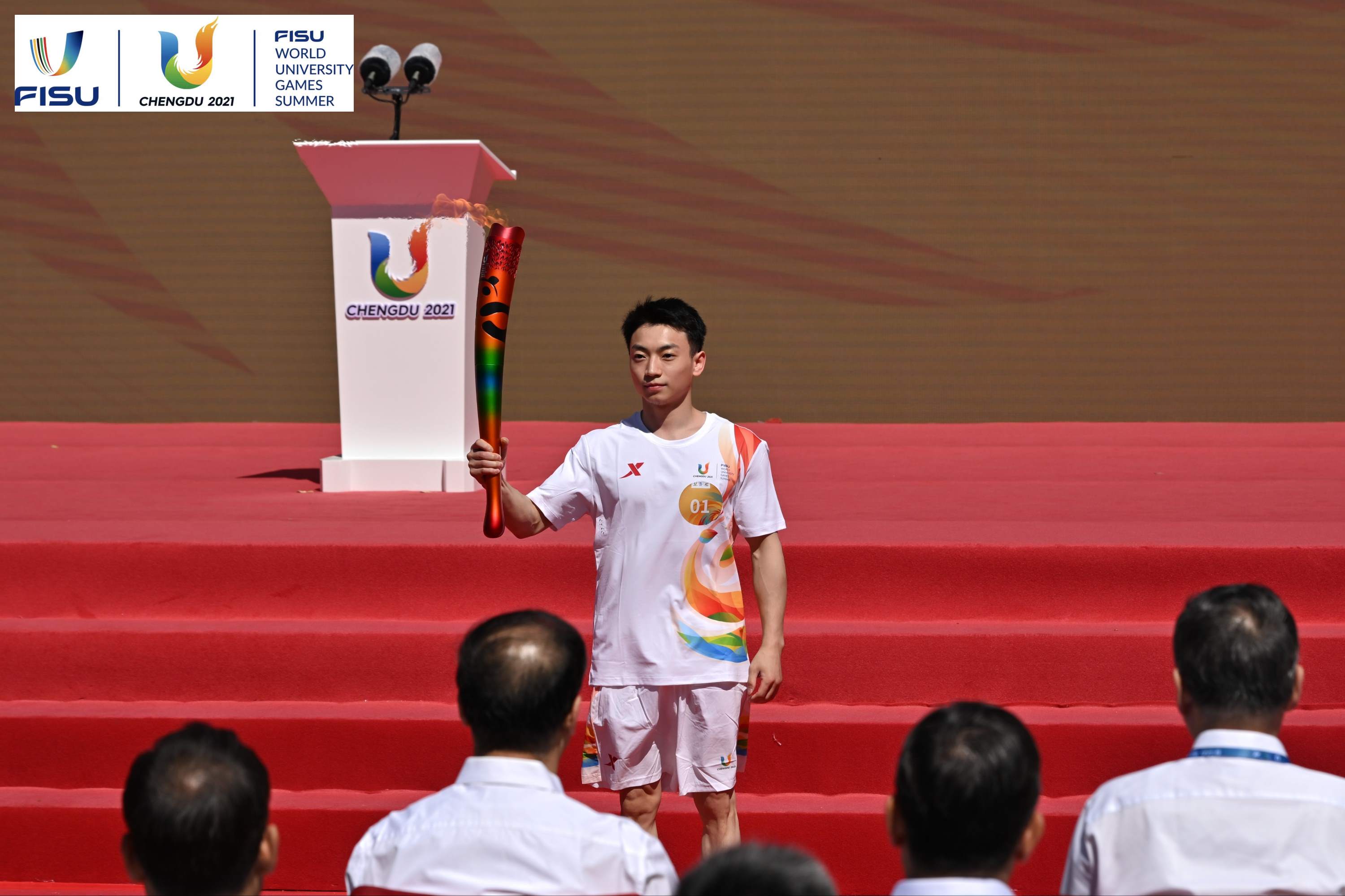 成都大運(yùn)會火炬手、奧運(yùn)冠軍鄒敬園高舉火炬。 圖片來源：成都大運(yùn)會執(zhí)委會供圖