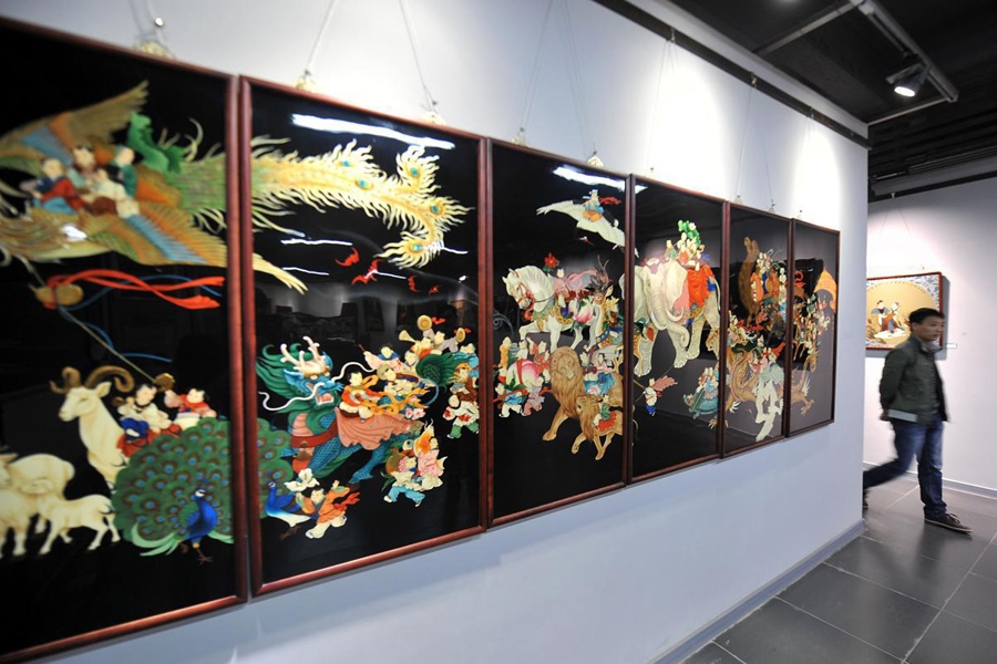 參觀者在唐都漆藝博物館參觀展出的漆器。新華社記者 詹彥 攝
