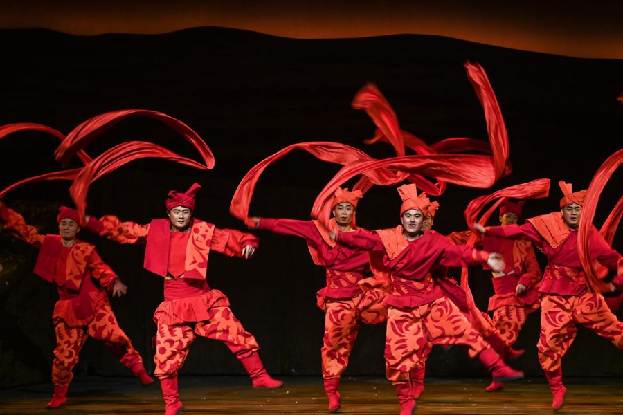 在首屆中國非物質(zhì)文化遺產(chǎn)保護(hù)年會(huì)展演活動(dòng)上拍攝的陜北秧歌劇《米脂婆姨綏德漢》演出現(xiàn)場。新華社記者 鄒競一 攝