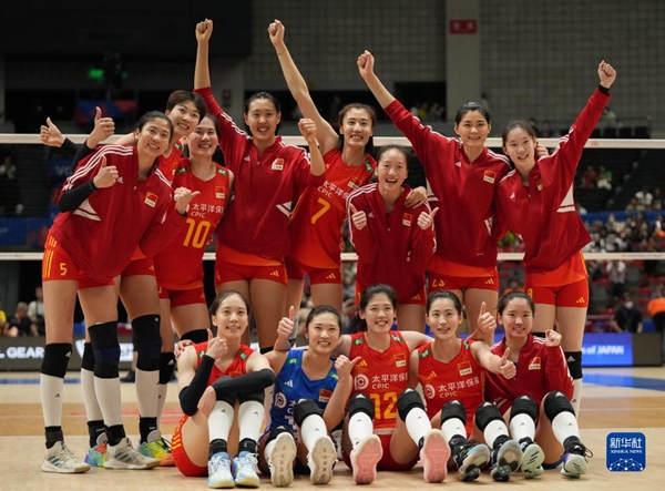 6月3日，中國隊(duì)球員在比賽后慶祝勝利。當(dāng)日，在日本名古屋舉行的2023世界女排聯(lián)賽分站賽中，中國隊(duì)以3比1戰(zhàn)勝荷蘭隊(duì)。新華社記者 張笑宇 攝
