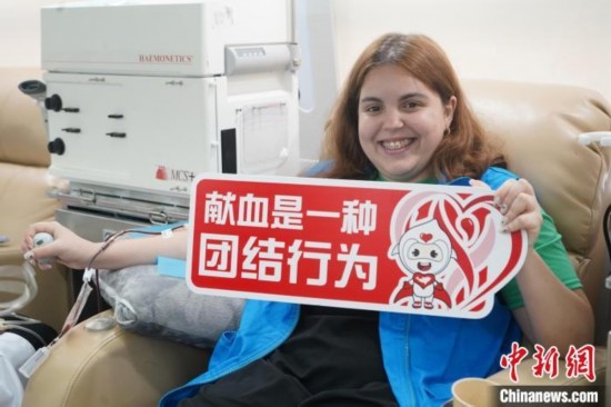 6月13日，在第20個世界獻血者日前夕，20名在贛留學(xué)生組團前往血站獻血。吳迪 攝