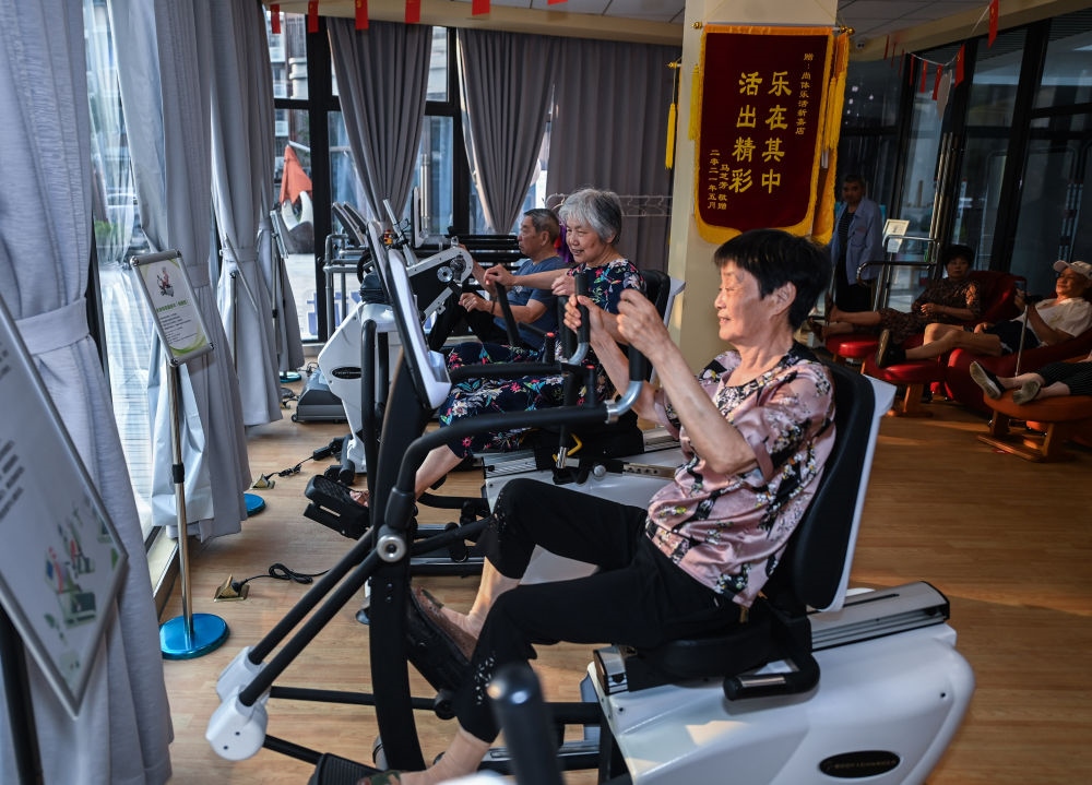 在浙江嘉興市南湖區(qū)新嘉街道電子社區(qū)鄰里中心的長(zhǎng)者運(yùn)動(dòng)健康之家內(nèi)，老人們?cè)谶M(jìn)行器械鍛煉（2023年6月14日攝）。新華社記者 徐昱 攝