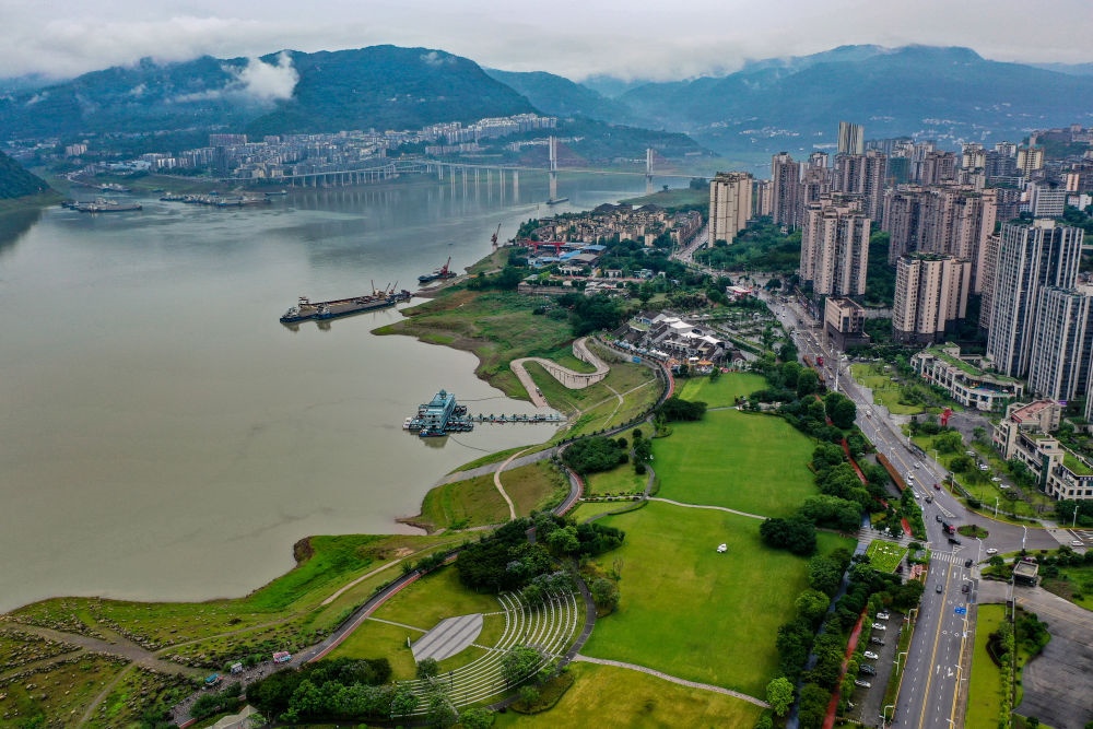 這是2023年6月7日拍攝的位于重慶市云陽(yáng)縣的云陽(yáng)城區(qū)環(huán)湖綠道（無人機(jī)照片）。當(dāng)?shù)貙⑸鷳B(tài)治理與生態(tài)修復(fù)結(jié)合起來，兼顧城市旅游和運(yùn)動(dòng)休閑等功能需要，打造環(huán)縣城兩江四岸33公里綠道。新華社記者 唐奕 攝