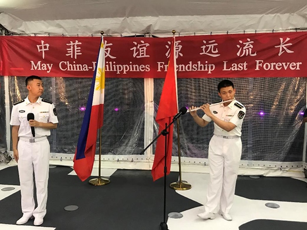 艦上官兵表演歌舞、民樂、武術等節(jié)目。中國駐菲律賓大使館供圖