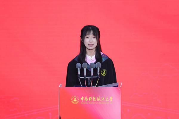 王若研在畢業(yè)典禮上發(fā)言。崔楨楨 攝