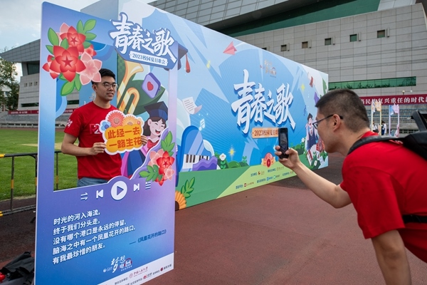 學生在市集打卡拍照。人民網(wǎng)記者 翁奇羽攝