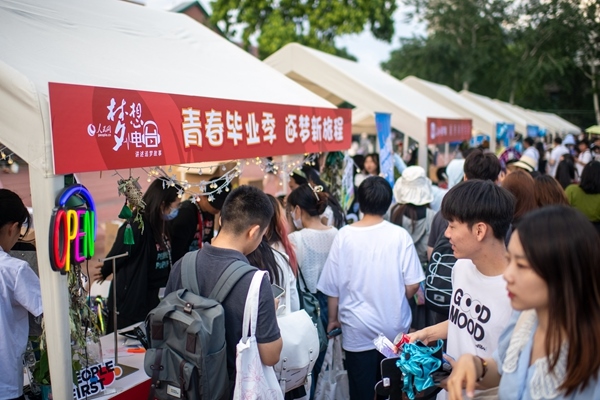 市集現(xiàn)場。人民網(wǎng)記者 翁奇羽攝