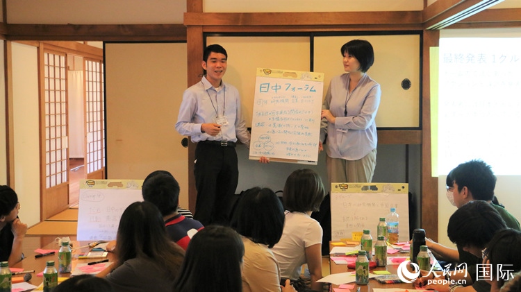 發(fā)表各自的研討成果。人民網(wǎng) 許可攝
