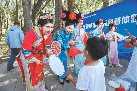 昨天上午，“奮進新征程 建功新時代”2023年懷柔區(qū)第十八屆京韻滿鄉(xiāng)文化旅游節(jié)正式開幕，豐富多彩的文化演出吸引大批游客來此體驗別具特色的滿族文化。本報記者 甘南攝