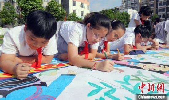 圖為學(xué)生們用手中畫筆在進(jìn)行創(chuàng)作。 興業(yè)縣融媒體中心供圖