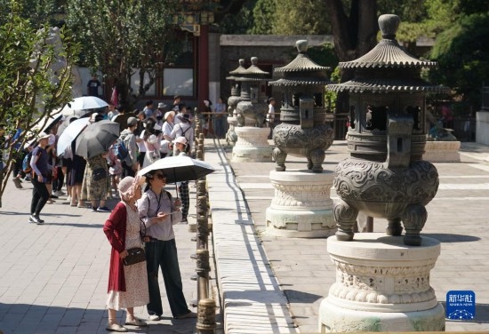 6月22日，游人在北京頤和園參觀游覽。新華社記者 任超 攝