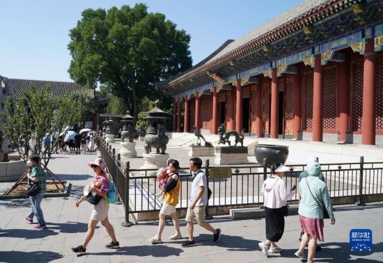 6月22日，游人在北京頤和園參觀游覽。新華社記者 任超 攝