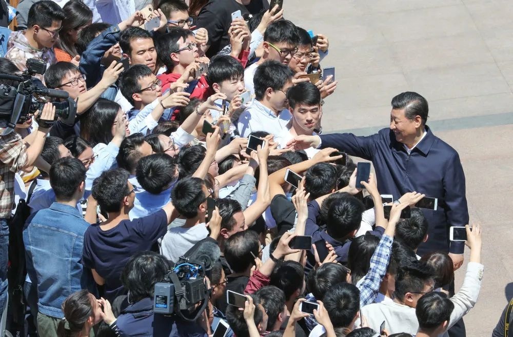 2018年5月2日，習(xí)近平來到北京大學(xué)考察。圖為習(xí)近平離開學(xué)校時(shí)同道路兩旁師生親切握手。 新華社記者 王曄 攝