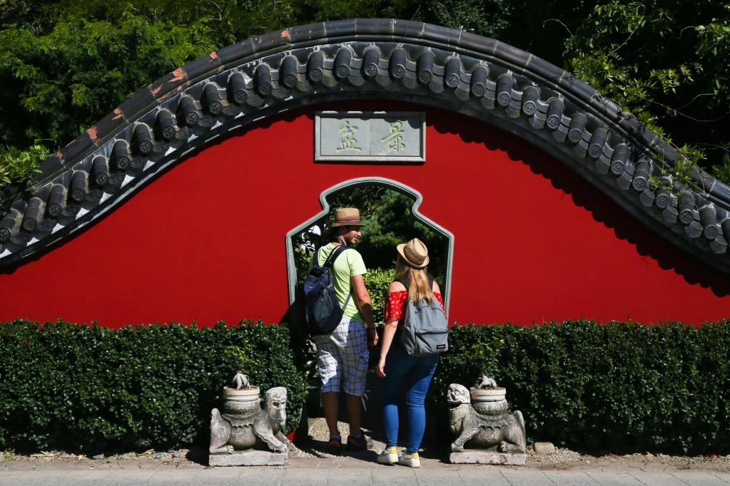 在比利時(shí)布呂熱萊特市，游客參觀天堂動(dòng)物園的中國(guó)園。
