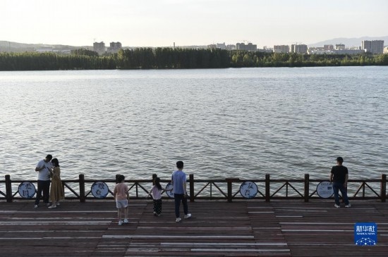 6月23日，游人在三門峽市黃河公園內(nèi)休閑。
