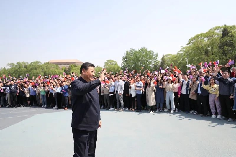2021年4月19日，在清華大學(xué)建校110周年校慶日即將來臨之際，習(xí)近平來到清華大學(xué)考察。圖為習(xí)近平離開學(xué)校時(shí)，同師生們揮手致意。新華社記者 鞠鵬 攝