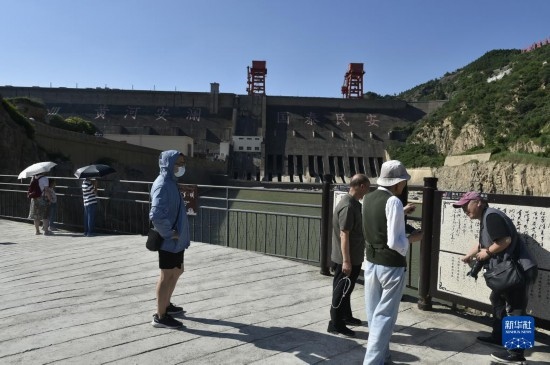 6月23日，游人在黃河三門峽大壩風(fēng)景區(qū)內(nèi)游覽。