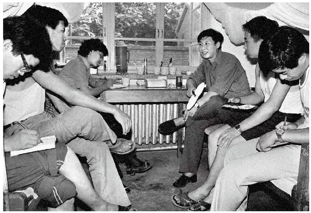 1984年7月29日，習(xí)近平與中國人民大學(xué)暑期社會(huì)實(shí)踐團(tuán)成員在正定縣政府招待所宿舍座談。（圖源：《習(xí)近平與大學(xué)生朋友們》）