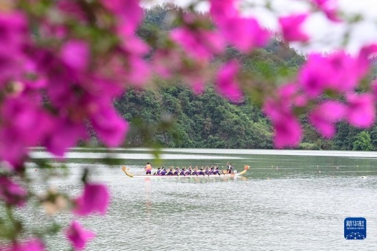 6月22日，重慶市酉陽土家族苗族自治縣酉水河鎮(zhèn)河灣村，參賽選手進行龍舟比賽。