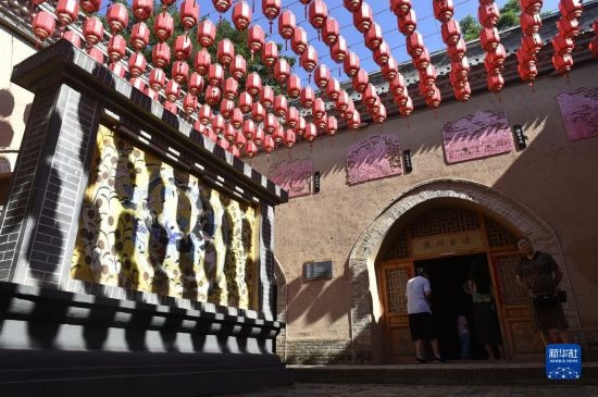 6月23日，游人在三門峽市陜州地坑院景區(qū)內(nèi)游覽。