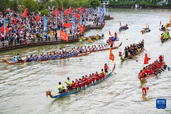 6月23日，在貴州省黔東南苗族侗族自治州施秉縣舉行的獨木龍舟節(jié)上，獨木龍舟進行水上巡游。