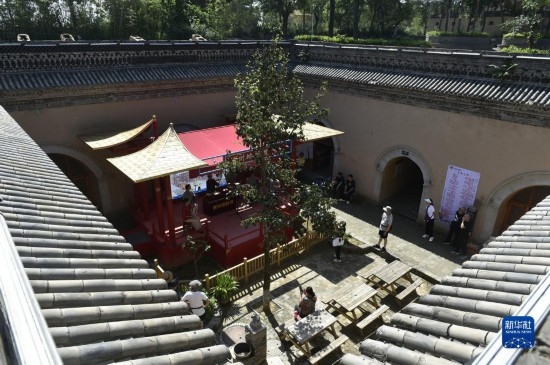 6月23日，游人在三門峽市陜州地坑院景區(qū)內(nèi)游覽。
