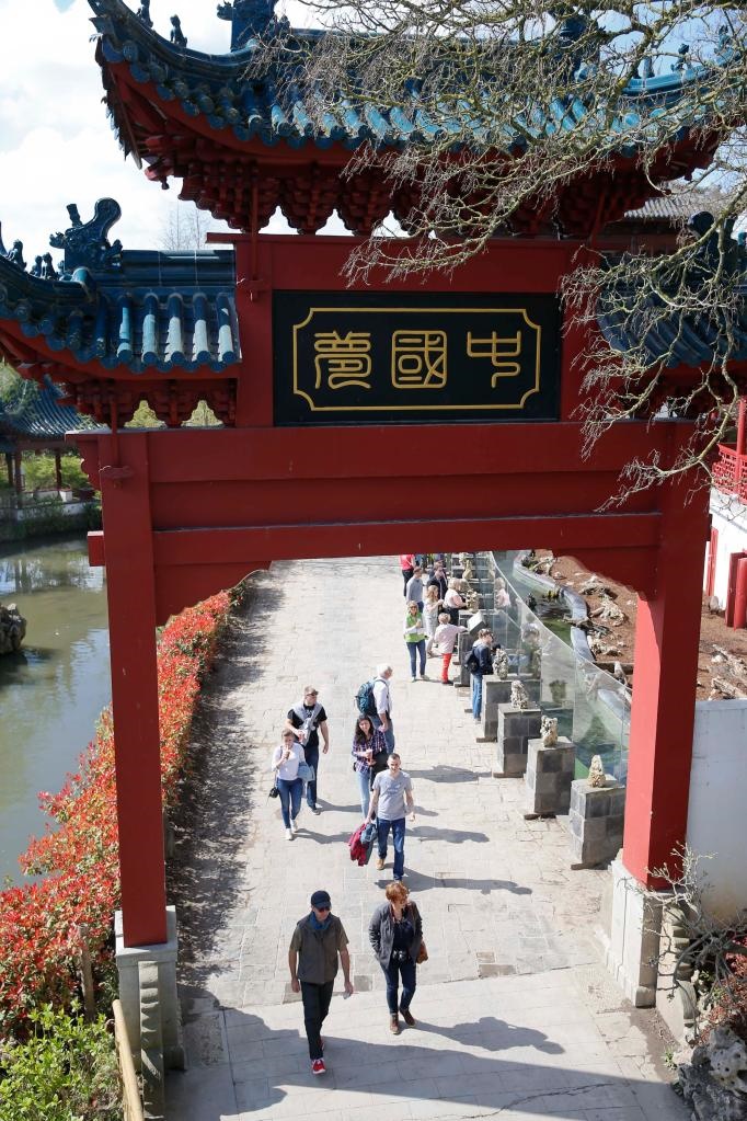 在比利時(shí)天堂動(dòng)物園的中國(guó)園，游客從牌樓下走過。