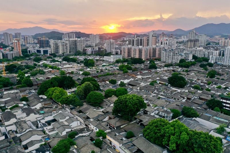 2021年7月10日，夕陽映照下的福州三坊七巷文化歷史街區(qū)。