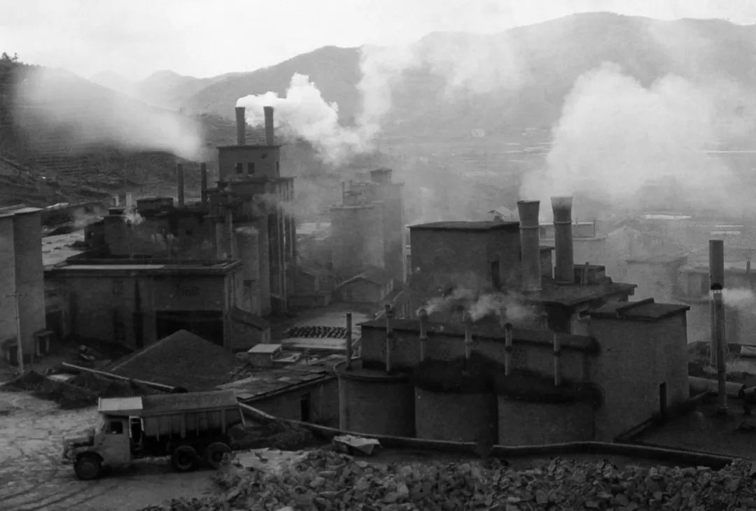 上世紀80年代，余村開礦山、辦水泥廠。（圖源：安吉縣委宣傳部）
