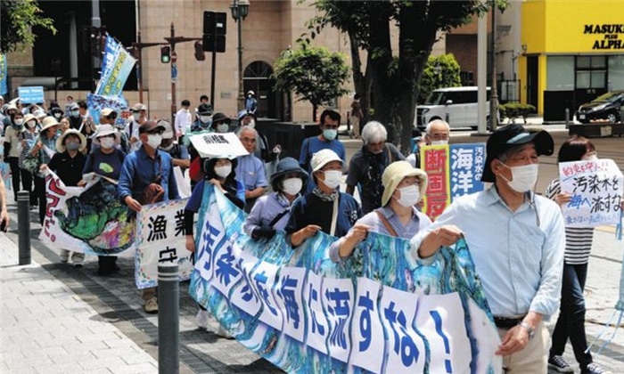 6月20日，日本民眾在福島縣政府周圍舉行抗議活動，強烈反對核污水排海計劃。（圖片來源：《東京新聞》）