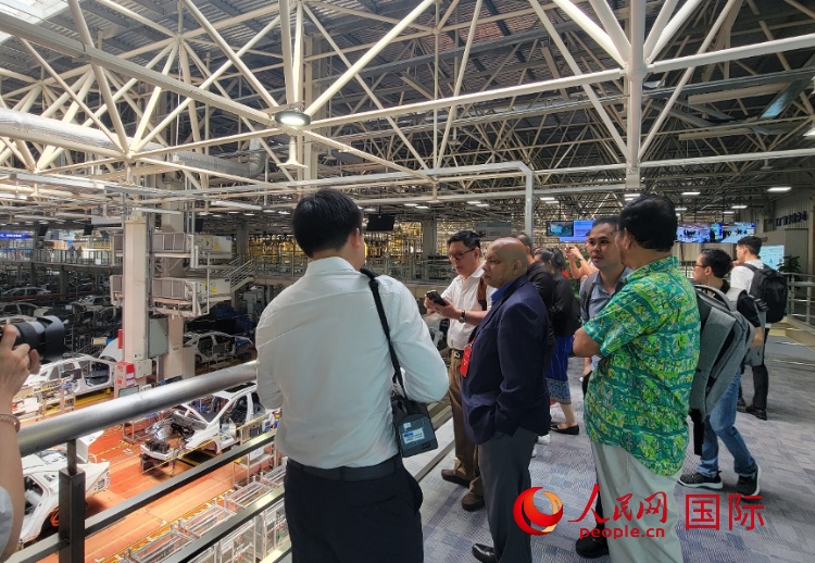 外媒記者在廣汽埃安車間參觀。人民網(wǎng) 寧玉瑛攝