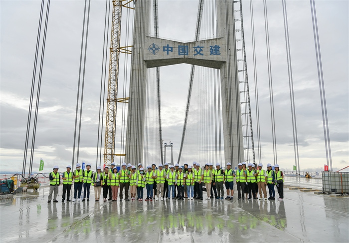 瀾湄六國媒體記者代表在建設(shè)中的深中通道伶仃洋大橋施工現(xiàn)場合影。（中交集團(tuán)供圖）