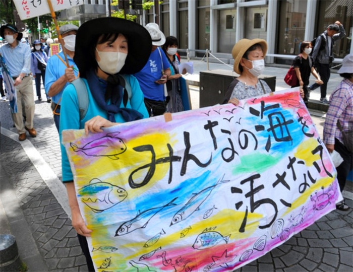 2023年6月20日，日本民眾在福島縣政府周?chē)e行抗議活動(dòng)，強(qiáng)烈反對(duì)核污水排海計(jì)劃，呼吁保護(hù)漁業(yè)資源。圖片來(lái)源：《朝日新聞》